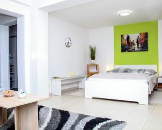 Individual Apartments - Zentrale, Ruhige Wohnung In Innenstadt - Küche, Parkplatz, Terrasse, Smarttv, Netflix - Bitburg - Schlafzimmer