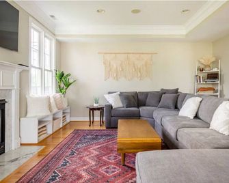 Spacious 6-bedroom country house on the water in beautiful Shady Side with WiFi - Shady Side - Living room