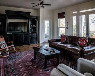 Welcome to The Rancho – a peaceful retreat at 5000ft. - Elgin - Living room