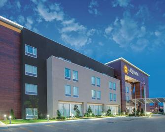 La Quinta Inn & Suites by Wyndham Tulsa Broken Arrow - Broken Arrow - Building