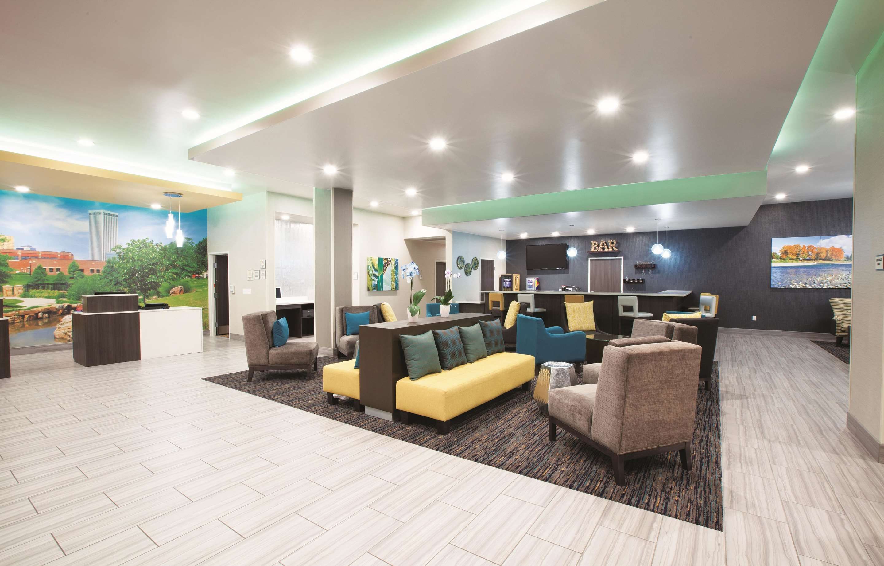 Lobby view of La Quinta Inn & Suites by Wyndham Tulsa Broken Arrow