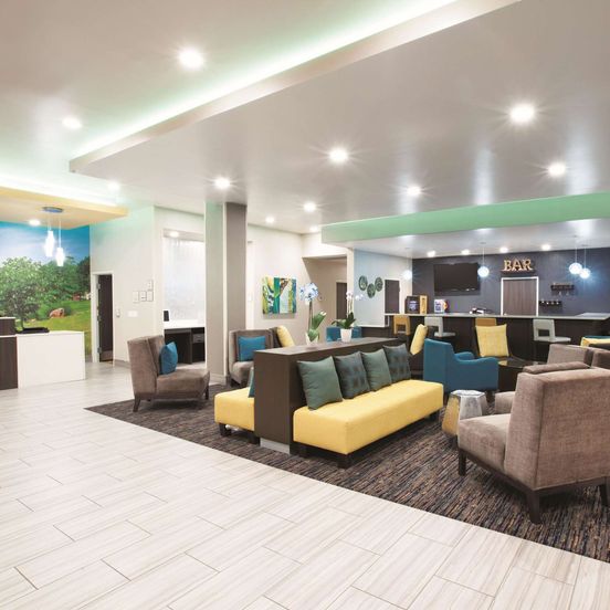 Lobby view of La Quinta Inn & Suites by Wyndham Tulsa Broken Arrow
