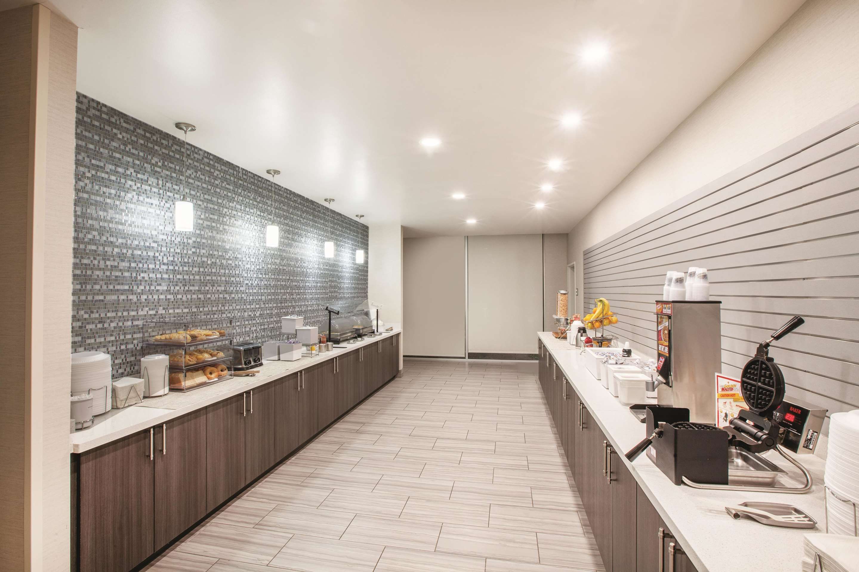 Buffet view of La Quinta Inn & Suites by Wyndham Tulsa Broken Arrow