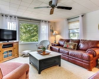 Lakefront Home With Patio In Havana! - Havana - Living room