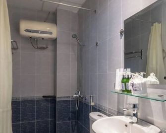 Purple Hue Charming Riverside Hotel - Hue - Bathroom