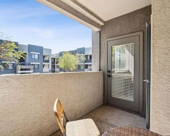 CozySuites in Glendale - Westgate with pool 11 - Glendale - Balcony