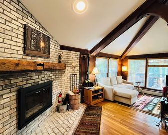 Cozy Adirondack condo in quaint Chestertown, near Lake George & Gore Mountain - Chestertown - Вітальня