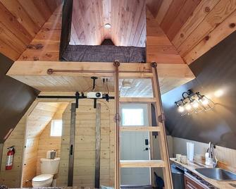 Mushroom theme cabin on 33 Acre Farm - Brew Bay - Dining room