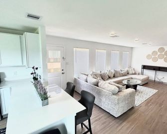 Miblala’s Sweet Home near Bush airport, Big River Water Park - New Caney - Living room