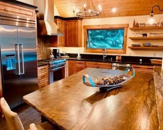 Graeagle house in the trees perfect location with bonus game room! - Blairsden - Kitchen