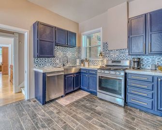 The Rosemont Estate: Historic Main House + Private Cottage (2 Units, Sleeps 10) - Florence - Cocina