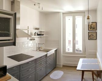 Le Cheylard, appartement spacieux et lumineux - Le Cheylard - Kitchen
