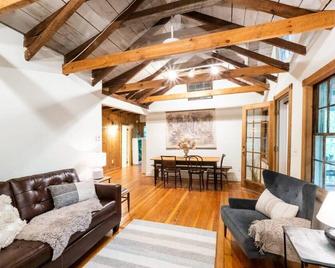 Berkshire Vacation Rentals: Private Cottage Come Enjoy Nature - Canaan - Sala de estar