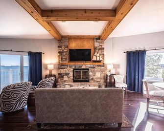 Beachfront Inn - Baileys Harbor - Huiskamer