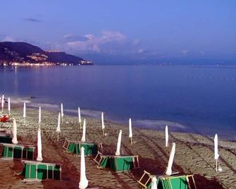 Hotel Lido Mediterranee - Taormina - Strand