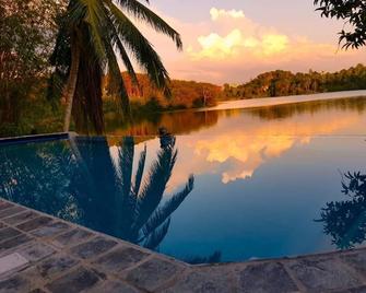 Myh Lake Front Pvt Villa with Staff, Near City, Inc Free Breakfast - Moratuwa - Pool