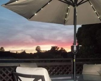 2 Bedrooms, Peaceful Neighborhood, Great Bay Area Location - Castro Valley - Balcony