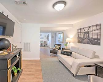 Cozy Winston-Salem Home Less Than 2 Mi to Downtown! - Winston-Salem - Living room