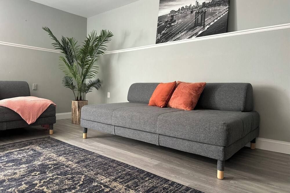 Entire 3 Bedroom with Fireplace - sleeps 12 - Sun Prairie - Obývací pokoj
