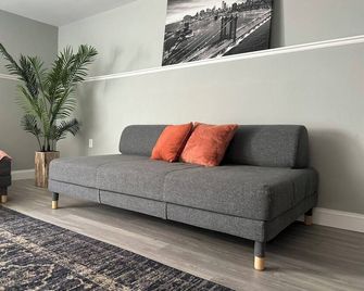 Entire 3 Bedroom with Fireplace - sleeps 12 - Sun Prairie - Obývací pokoj