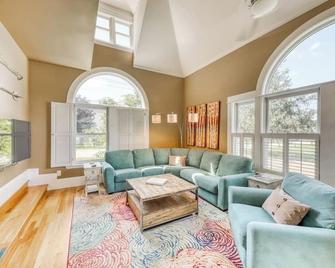 Farmhouse Haven - South Hero - Living room