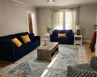 Charming 3-bedroom house in historic southwest Georgia! - Moultrie - Living room
