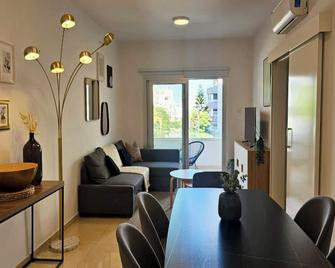 Phaedrus Living: City Centre Luxury Flat Esperidon 201 - Nikozja - Jadalnia