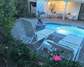 Lovely Beach Cottage w/ Private Fountain Pool - Panama City - Pool