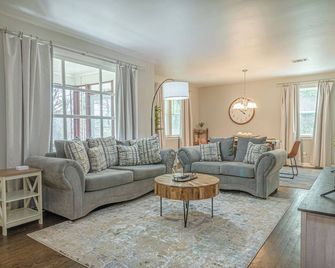 Charming Spacious Home with Game room - Columbus - Living room