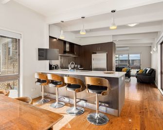 Spacious 4-Bed Home 5-min from the Beach - 로즈버드 웨스트 - 주방