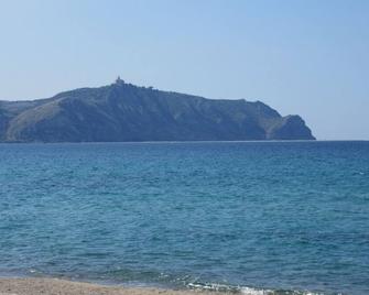 Sicilia - Casa Bianca Grande apartment for 2-8 persons - Rodì Milici - Playa