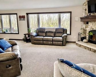 Rolling Hills Retreat ~King Bed,Hot Tub, Pool Table,Themed Movie Room,Woods view - Manitowoc - Wohnzimmer
