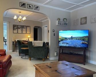 Cozy Berkshire cottage with fireplace. - Pittsfield - Living room