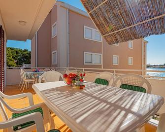 3 Bedroom Cozy Apartment In Brodarica - Goris - Balcón