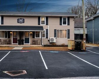 The Goldfinch I Luxe Stay for 2 w/ Hot Tub - Elizabethtown - Edificio