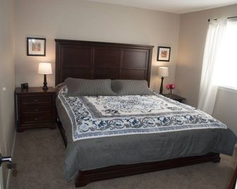 Family-Friendly 3 BR House - Short Walk to Downtown Louisville, Trails & Park - Louisville - Bedroom