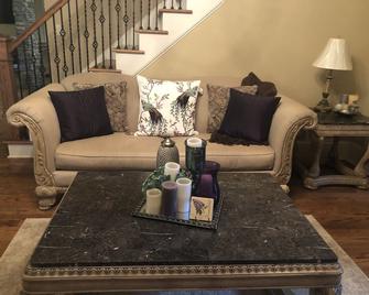 Beautiful -Spacious Home @ Lake Lanier - Flowery Branch - Living room