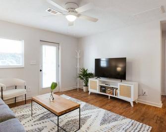 The Cozy Corner Near Downtown - Athens - Living room
