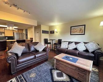 Mountain Townhome in Downtown Driggs, Minutes from Grand Targhee - Driggs - Living room