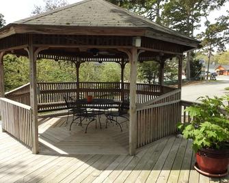 إديلويس إن - إيوريكا سبرينغس - شرفة مرصوفة