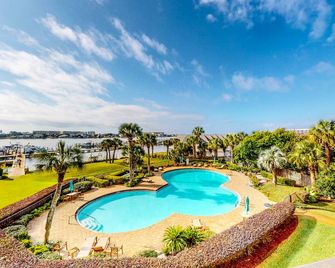 Cozy coastal efficiency with kitchenette, balcony with sound views & pool - Fort Walton Beach - Piscina