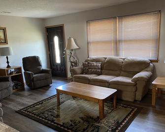 Cozy house close to public land areas for recreation! - West Mineral - Living room
