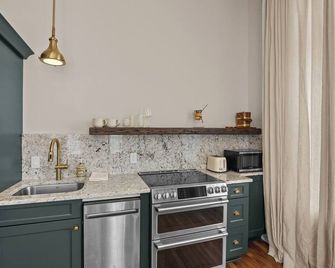 Historic Millworks Suite At The West Main - Elevator Access - Washington - Cocina