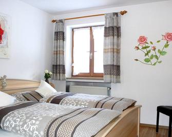 Lovingly furnished 3-star apartment in Wallgau. - Wallgau - Slaapkamer