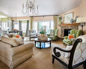 Luxurious Vacation Home with Mountain and Lake Views - Monument - Sala de estar