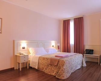 Hotel Plazza - Lucca - Bedroom