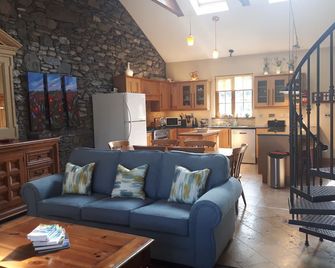 1st Class Cottage Location - Teach Mor at The Priory Killarney Courtyard - Killarney - Living room