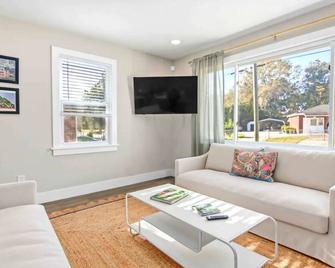 Charming Charleston Retreat: Your Perfect Home Away From Home. - Goose Creek - Living room