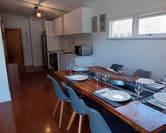 Two minutes walk to White Cliffs Foreshore beach - Rye - Dining room