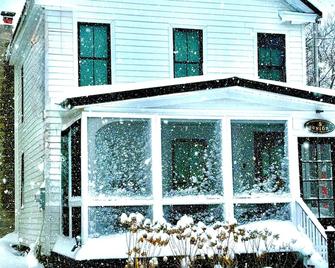 Built in 1824, updated in 2025! 2 bed & 1.5 baths in the Village of Cazenovia! - Cazenovia